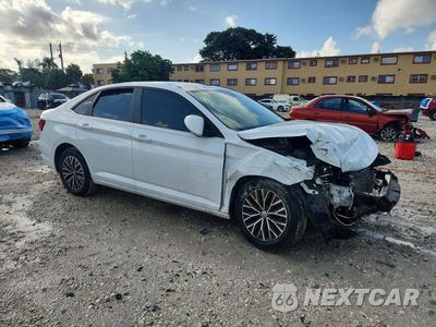 Czwarte zdjęcie samochodu z boku: 2019 VOLKSWAGEN JETTA S VIN:3VWCB7BU8KM254617 - miniatura