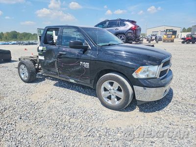 Czwarte zdjęcie samochodu z boku: 2019 RAM 1500 CLASSIC TRADESMAN VIN:1C6RR6FG7KS733701 - miniatura