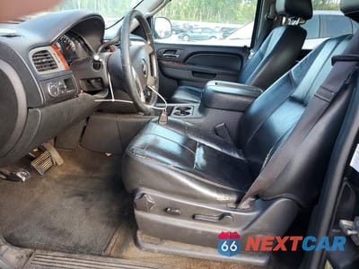 Zdjęcie 7 z 13 samochodu: 2013 CHEVROLET SUBURBAN C1500 LT VIN:1GNSCJE09DR358947 - miniatura