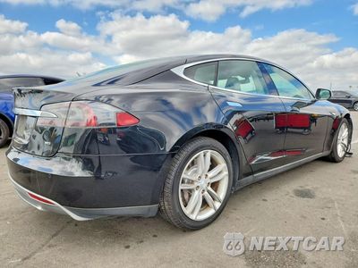 Trzecie zdjęcie samochodu z tyłu: 2013 TESLA MODEL S VIN:5YJSA1CN2DFP28025 - miniatura