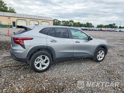 Trzecie zdjęcie samochodu z tyłu: 2025 CHEVROLET TRAX LS VIN:KL77LFEP3SC291445 - miniatura