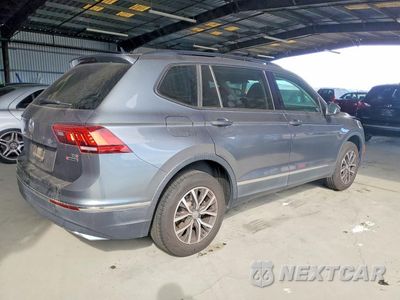 Trzecie zdjęcie samochodu z tyłu: 2018 VOLKSWAGEN TIGUAN SE VIN:3VV2B7AX5JM197903 - miniatura