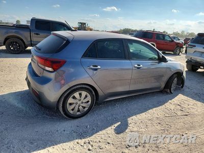 Trzecie zdjęcie samochodu z tyłu: 2020 KIA RIO 5-DOOR S VIN:3KPA25AD1LE318377 - miniatura