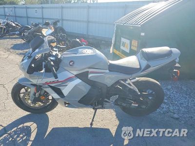 Trzecie zdjęcie samochodu z tyłu: 2026 HONDA CBR600 RA VIN:JH2PC4088TK100107 - miniatura