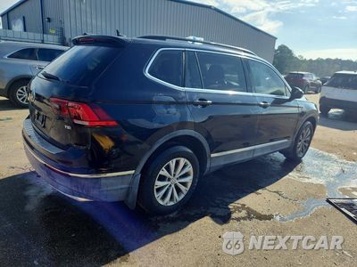 Trzecie zdjęcie samochodu z tyłu: 2018 VOLKSWAGEN TIGUAN SE VIN:3VV3B7AX0JM057231 - miniatura