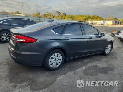 Trzecie zdjęcie samochodu z tyłu: 2019 FORD FUSION S VIN:3FA6P0G73KR227863 - miniatura