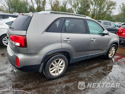 Trzecie zdjęcie samochodu z tyłu: 2015 KIA SORENTO LX VIN:5XYKTDA62FG642569 - miniatura