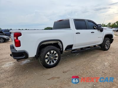 Trzecie zdjęcie samochodu z tyłu: 2026 CHEVROLET SILVERADO K2500 CUSTOM VIN:2GC4KME77T1152892 - miniatura