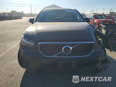 Piąte zdjęcie samochodu w środku: 2022 VOLVO XC40 T5 MOMENTUM VIN:YV4162UK4L2280067 - miniatura