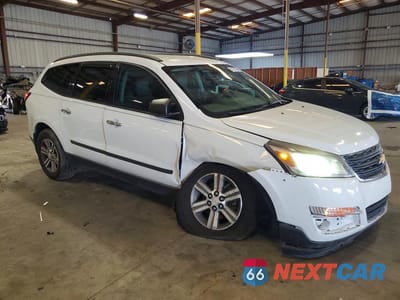 Czwarte zdjęcie samochodu z boku: 2017 CHEVROLET TRAVERSE LS VIN:1GNKRFED0HJ352831 - miniatura