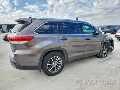 Trzecie zdjęcie samochodu z tyłu: 2018 TOYOTA HIGHLANDER XLE VIN:5TDJZRFH2JS528200 - miniatura