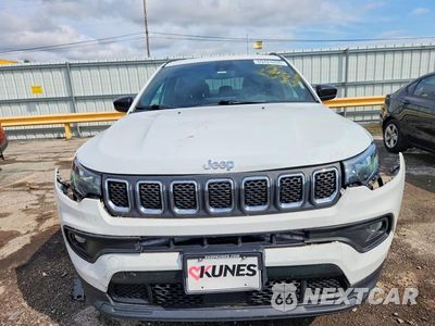 Piąte zdjęcie samochodu w środku: 2023 JEEP COMPASS LATITUDE VIN:3C4NJDBN8PT550627 - miniatura