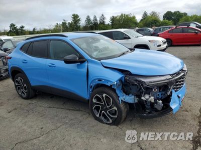 Czwarte zdjęcie samochodu z boku: 2024 CHEVROLET TRAX 2RS VIN:KL77LJE27RC024357 - miniatura