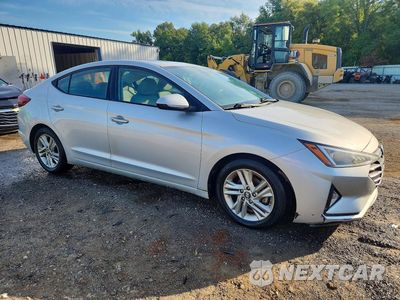 Czwarte zdjęcie samochodu z boku: 2019 HYUNDAI ELANTRA VALUE EDITION VIN:5NPD84LF4KH442190 - miniatura