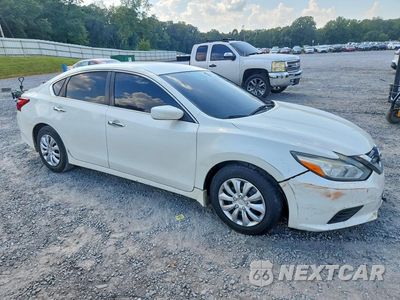 Czwarte zdjęcie samochodu z boku: 2017 NISSAN ALTIMA 2.5 S VIN:1N4AL3AP5HN332903 - miniatura