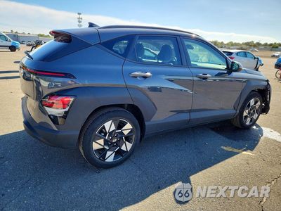 Trzecie zdjęcie samochodu z tyłu: 2024 HYUNDAI KONA SEL VIN:KM8HC3ABXRU081621 - miniatura