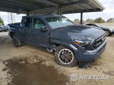Czwarte zdjęcie samochodu z boku: 2024 TOYOTA TACOMA SR5 VIN:3TYLB5JN7RT006620 - miniatura