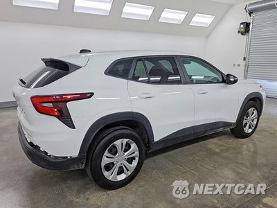 Trzecie zdjęcie samochodu z tyłu: 2025 CHEVROLET TRAX LS VIN:KL77LFEP8SC238143 - miniatura