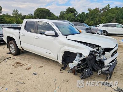 Czwarte zdjęcie samochodu z boku: 2025 TOYOTA TACOMA SR5 VIN:3TMLB5JN9SM132527 - miniatura