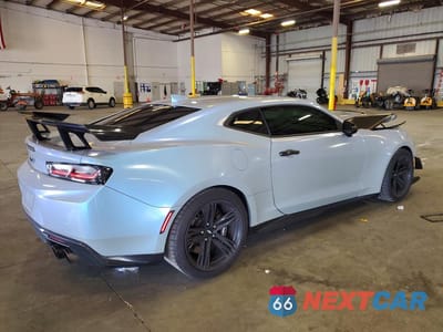 Trzecie zdjęcie samochodu z tyłu: 2018 CHEVROLET CAMARO ZL1 VIN:1G1FJ1R65J0165704 - miniatura