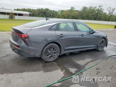 Trzecie zdjęcie samochodu z tyłu: 2026 KIA K5 LXS VIN:KNAG24J76T5427392 - miniatura