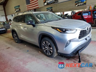 Czwarte zdjęcie samochodu z boku: 2021 TOYOTA HIGHLANDER XLE VIN:5TDGZRBH3MS069554 - miniatura