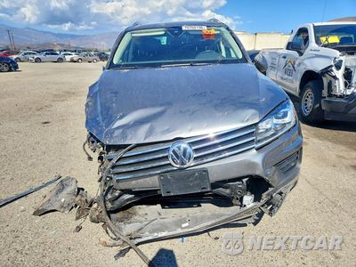 Piąte zdjęcie samochodu w środku: 2017 VOLKSWAGEN TOUAREG EXECUTIVE VIN:WVGGF7BPXHD006713 - miniatura