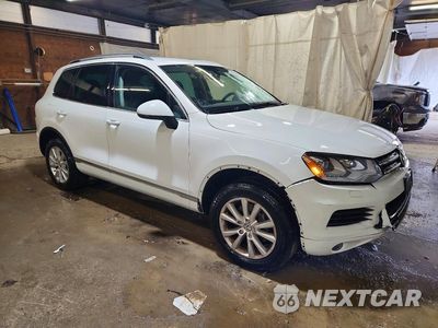 Czwarte zdjęcie samochodu z boku: 2014 VOLKSWAGEN TOUAREG V6 VIN:WVGEF9BP3ED002601 - miniatura