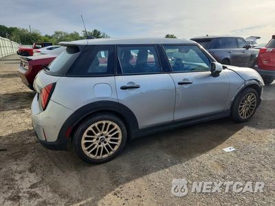 Trzecie zdjęcie samochodu z tyłu: 2025 MINI COOPER S VIN:WMW53GD05S2W45828 - miniatura