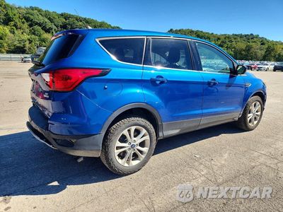 Trzecie zdjęcie samochodu z tyłu: 2019 FORD ESCAPE SE VIN:1FMCU9GD9KUA51647 - miniatura
