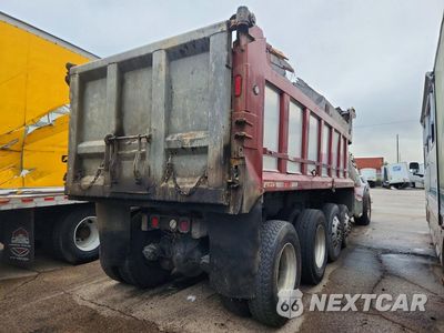 Trzecie zdjęcie samochodu z tyłu: 1996 PETERBILT 357 DUMP TRUCK VIN:1XPAXATXXTN392327 - miniatura