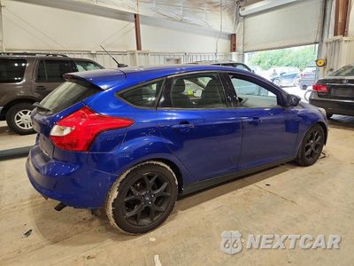 Trzecie zdjęcie samochodu z tyłu: 2014 FORD FOCUS SE VIN:1FADP3K24EL136205 - miniatura