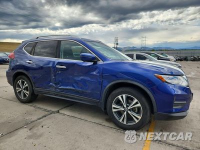 Czwarte zdjęcie samochodu z boku: 2019 NISSAN ROGUE SV VIN:JN8AT2MV1KW387272 - miniatura