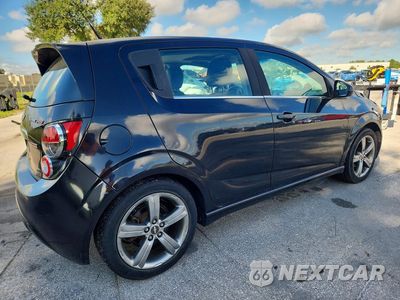 Trzecie zdjęcie samochodu z tyłu: 2014 CHEVROLET SONIC RS VIN:1G1JG6SB6E4130519 - miniatura