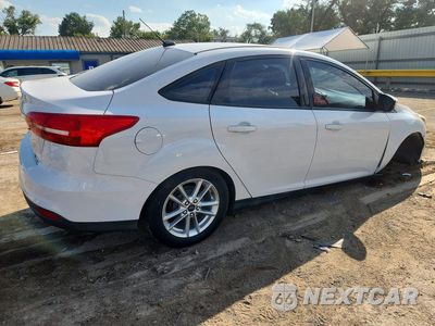 Trzecie zdjęcie samochodu z tyłu: 2016 FORD FOCUS SE VIN:1FADP3F22GL222559 - miniatura