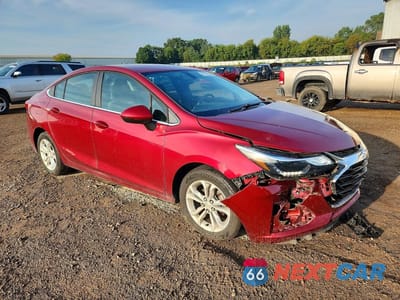 Czwarte zdjęcie samochodu z boku: 2019 CHEVROLET CRUZE LT VIN:1G1BE5SM3K7104315 - miniatura