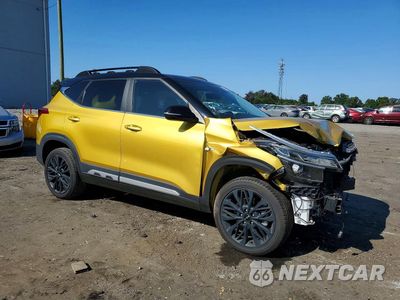 Czwarte zdjęcie samochodu z boku: 2022 KIA SELTOS NIGHTFALL VIN:KNDEUCA29N7293973 - miniatura