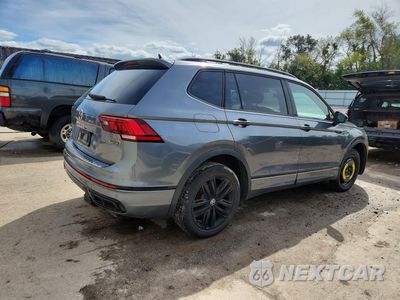 Trzecie zdjęcie samochodu z tyłu: 2022 VOLKSWAGEN TIGUAN SE R-LINE BLACK VIN:3VV8B7AX1NM061607 - miniatura