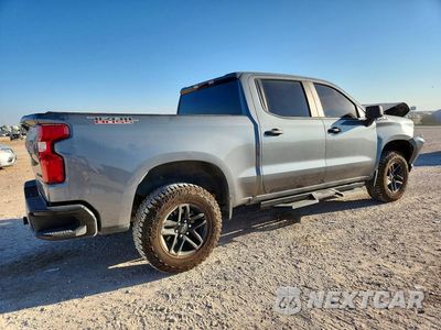 Trzecie zdjęcie samochodu z tyłu: 2021 CHEVROLET SILVERADO K1500 TRAIL BOSS CUSTOM VIN:3GCPYCEL1MG114263 - miniatura