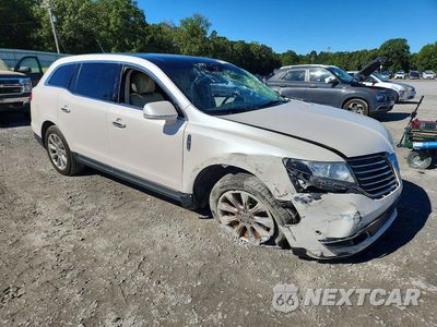 Czwarte zdjęcie samochodu z boku: 2018 LINCOLN MKT VIN:2LMHJ5AT8JBL01072 - miniatura