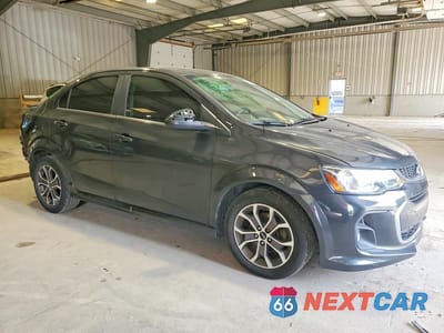 Czwarte zdjęcie samochodu z boku: 2020 CHEVROLET SONIC LT VIN:1G1JD5SB7L4141366 - miniatura