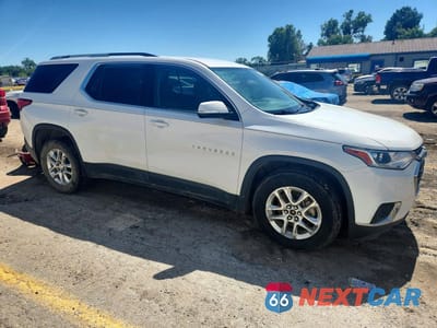 Czwarte zdjęcie samochodu z boku: 2018 CHEVROLET TRAVERSE LT VIN:1GNEVGKW7JJ264854 - miniatura