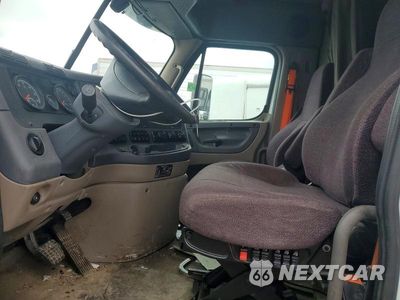 Zdjęcie 7 z 13 samochodu: 2020 FREIGHTLINER CASCADIA 113 SEMI TRUCK VIN:3AKJGHDV8LDLN6494 - miniatura