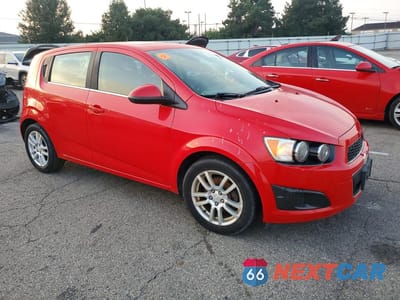 Czwarte zdjęcie samochodu z boku: 2015 CHEVROLET SONIC LT VIN:1G1JC6SB3F4136453 - miniatura