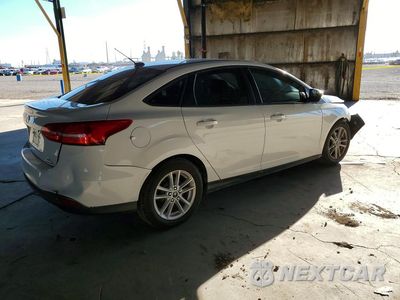 Trzecie zdjęcie samochodu z tyłu: 2016 FORD FOCUS SE VIN:1FADP3F24GL297960 - miniatura