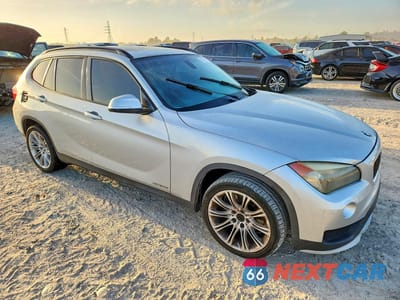 Czwarte zdjęcie samochodu z boku: 2015 BMW X1 SDRIVE28I VIN:WBAVM1C51FV314885 - miniatura