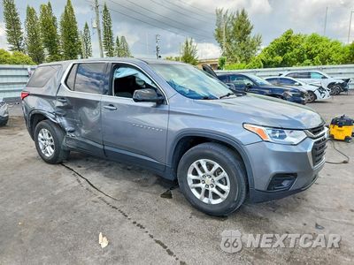 Czwarte zdjęcie samochodu z boku: 2019 CHEVROLET TRAVERSE LS VIN:1GNERFKW2KJ311191 - miniatura