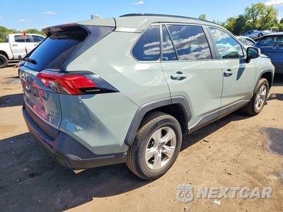 Trzecie zdjęcie samochodu z tyłu: 2021 TOYOTA RAV4 XLE VIN:2T3P1RFV9MW238465 - miniatura