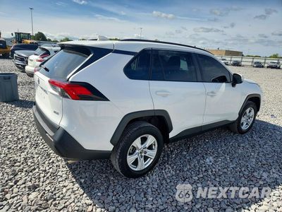 Trzecie zdjęcie samochodu z tyłu: 2021 TOYOTA RAV4 XLE VIN:2T3W1RFV2MW159117 - miniatura