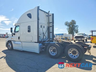 Drugie zdjęcie samochodu z przodu: 2014 FREIGHTLINER CASCADIA SEMI TRUCK VIN:3AKJGLD52ESFV9322 - miniatura